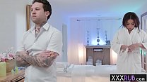 sex извращенный мужик массирует симпатичную клиентку с большими сиськами porn