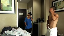 sex обслуживание номеров шлюховатая горничнаялатинка джолла трахает гостя отеля и наводит беспорядок в номере porn