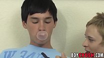 sex コックに乗ってティーンエイジャーは彼氏と風船ガムを噛む porn