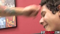 sex イケメンは彼のパートナーのズボンを引き下げ肛門の前に吸う porn