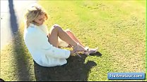 sex сексуальная юная блондинка арья трахает пальцами ее сочную киску на публике в любительском видео porn