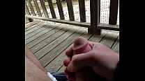 sex любительский старый парень мастурбирует на крыльце porn