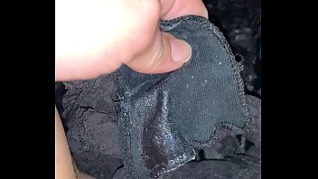sex あなたのステップシスターズウェットパンティーでジャークオフ porn