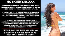 sex hotkinkyjo открывает свою задницу зеркалом размером xxl и трахает ее дилдо на глубину 40 см porn