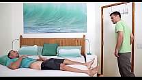 sex nextdoorbuddiesの友人がルームメイトのけいれんに近づき手を差し伸べる porn