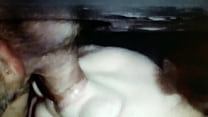 sex 彼女と私は栄光の穴を通して幸運な男の病気とボールを吸っています porn