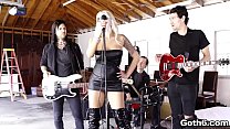 sex милфа из rockstar нина элль появляется с раскрашенным трупом готовым рокнролл в шипящем тройничке с группой small porn