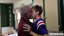 sex 彼の義理の息子に問題があることを確認する porn