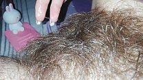 sex быстрая мастурбация в постели волосатая пизда крупным планом оргазм большой клитор кончает porn