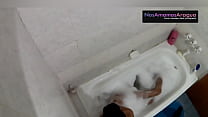 sex скрытая камера в ванне пока молодая женщина мастурбирует задницу она входит и так жестко трахается porn