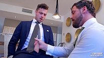sex logan moorepunish彼のルームメイトは借りることなくスーツを着ています porn