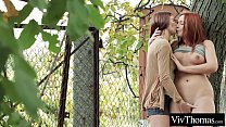 sex рыжая лесбиянка трахает пальцами незнакомца porn