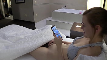sex 赤毛のティーンstepsisterは私のブラウザの履歴を見つけ私は彼女の猫を食べました porn