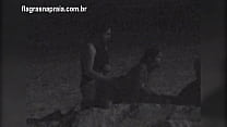 sex 夜のビーチでセックスをしているカップルを撮影しましたセキュリティがそれらを実行するように設定しました porn