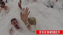 sex парень против подруги титус стил и жасмин руж занимаются публичным сексом во время вечеринки у бассейна с пеной в porn