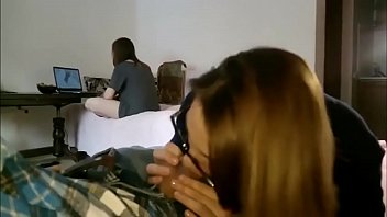 sex студентка играет на компьютере ее подруга тайно отсосала своему парню porn