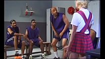sex молоденькая потаскушка в коротком платье обслуживает баскетбольную команду черных парней в раздевалке после игры porn