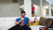 sex шлюховатая сводная сестра трахает сводного брата на диване и предлагает помочь ему за небольшой обмен porn