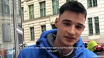sex チェコの男はいくつかの余分な現金のためにハードコックを吸うチェコハンター porn