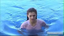 sex невероятная натуральная грудастая юная любительница фиона плавает в бассейне и играет со своими сосками porn