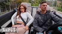 sex ゴージャスなベイビーginebrabellucciがtommycabrioと車の中で犯されるmofos porn