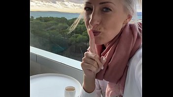 sex я довела себя до оргазма на балконе общественного отеля на майорке porn