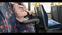 sex f шел к автобусу а его отчим садился в автобус чтобы ехать домой в автобусе она начала класть руку на его член а porn