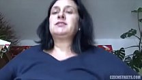 sex ボインの成熟したお金のために犯される porn