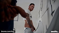 sex 公衆トイレで2人の男性の入れ墨された塊との小便器セックスbromo porn