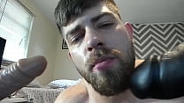 sex натуральный мужик сосет дилдо и играет с задницей porn