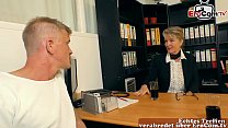 sex ドイツの成熟した女性秘書はオフィスでセックスをするために若い男を誘惑します porn
