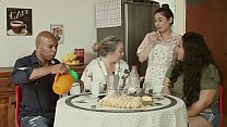 sex вся большая семья муж кукол мать таларирует дочь а служница трахает всех emme white alessandra maia agatha ludovino porn