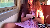 sex 18歳の電車の中で彼女のパンティーを見せて公共の場で見知らぬ人にペニスをけいれんさせた porn