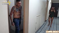 sex извращенец сосед хватает и ест новенькую на лестнице дома porn