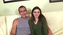 sex худенькая брюнетка трахает своего сахарного папочку в любительском видео porn