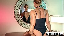 sex горячая николь заставляет себя кончить на ее стол porn