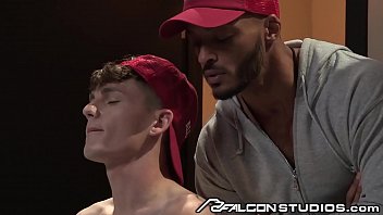 sex コーチはロッカールームで変態タオルボーイイケメンをファックfalconstudios porn