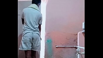 sex застукал сводного брата купающимся обнаженным и играющим с его большим членом porn