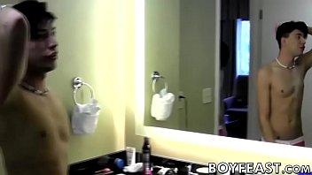 sex твинки с большим хуем хардкорно долбят в тройничке после сосания члена porn
