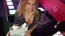 sex настоящая милфа dora разговаривает с клиентом трахает его без презерватива porn