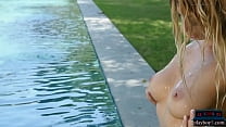 sex британская милфа бекси уильямс с большими натуральными сиськами занимается стриптизом на улице и горячим porn