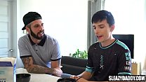 sex ゲイstepdaddyは負傷したstepsonの世話をします porn