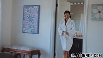 sex 妹をスパイして捕まると porn