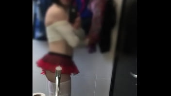 sex переодевшись женщиной в ванной дочери парня porn