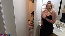 sex 継息子がバスルームでオナニーしているのを捕らえられ継母とセックスする porn