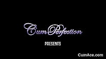 sex шаловливая модель получает камшот на ее лицо поедая всю сперму porn