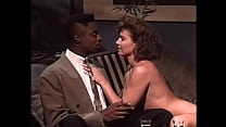 sex брюнеткешлюшке вылизывает ее киску и трахает пальцами черный ебарь на диване porn