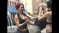 sex две похотливые лесбиянки привязывают рыжую подружку к столбу на улице и бьют ее плеткой porn