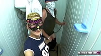 sex 짧은 머리의 금발은 샤워에서 그 남자를 홱 홱 잡아 당겼다 그녀는 재미있다 porn