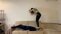 sex госпожа уничтожает голову раба стояние в полный вес топтание лица и экстремальные прыжки головой превью porn